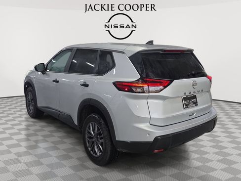 Used 2024 Nissan Rogue S FWD image 7
