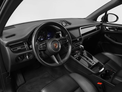 Certified 2023 Porsche Macan image 4