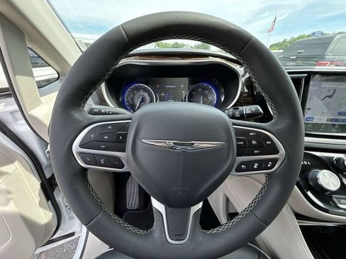 Certified 2024 Chrysler Pacifica Limited FWD image 11