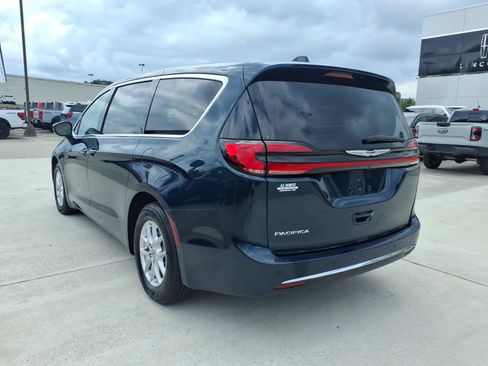 Used 2023 Chrysler Pacifica Touring-L FWD image 3