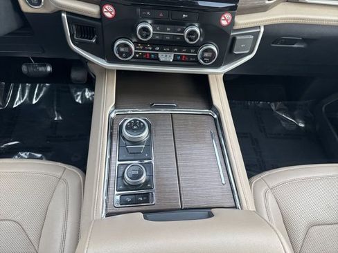 Used 2024 Ford Expedition Limited image 12