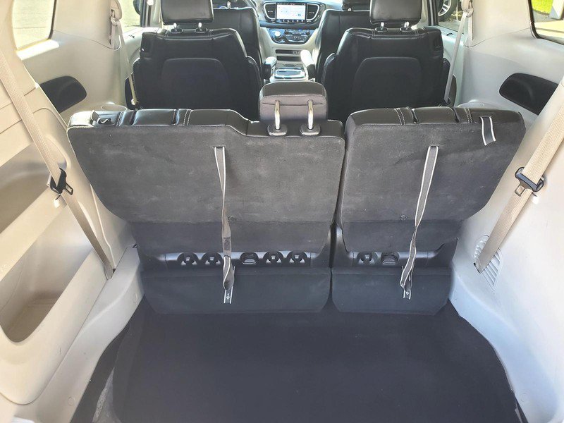 Used 2023 Chrysler Pacifica Touring-L FWD image 18