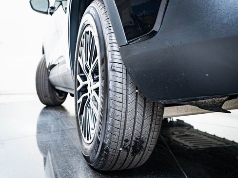 Used 2024 Ford Escape SE w/ Class II Trailer Tow Package FWD image 40