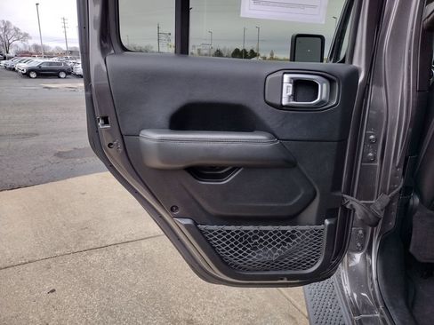 Used 2018 Jeep Wrangler Unlimited Sahara image 11