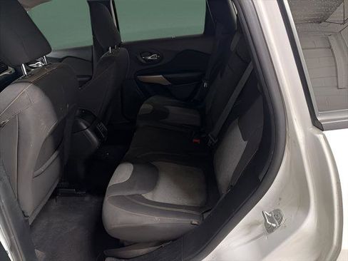 Used 2018 Jeep Cherokee Latitude w/ Altitude Package image 11