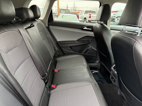 Used 2023 Volkswagen Taos SE w/ Panoramic Sunroof Package AWD/4WD image 26
