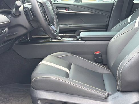 Used 2025 Toyota Camry SE w/ Convenience Package FWD image 9