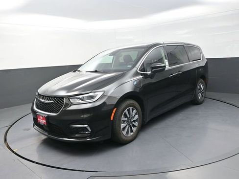 Used 2023 Chrysler Pacifica Touring-L image 3