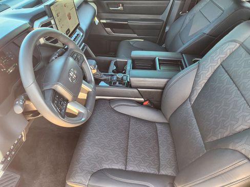 Used 2025 Toyota Tundra Limited AWD/4WD image 17