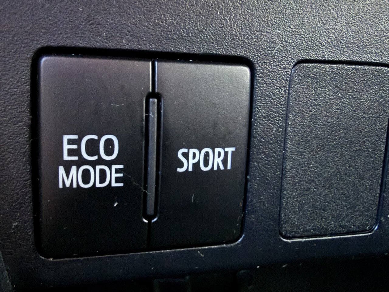 Used 2017 Toyota RAV4 LE w/ Carpet Mat Package AWD/4WD image 28