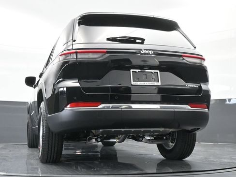 Used 2024 Jeep Grand Cherokee Laredo w/ Trailer Tow Package image 47