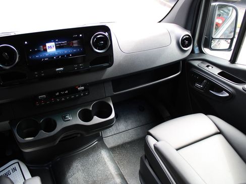 Used 2024 Mercedes-Benz Sprinter 2500 image 11