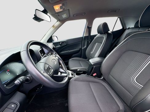 Used 2023 Hyundai Venue Limited FWD image 22