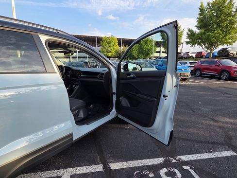 Certified 2025 Volkswagen Taos SE AWD/4WD image 32