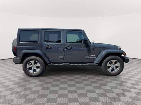 Used 2017 Jeep Wrangler Unlimited Sahara AWD/4WD image 8