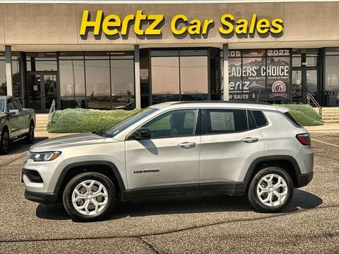 Used 2024 Jeep Compass Latitude AWD/4WD image 1
