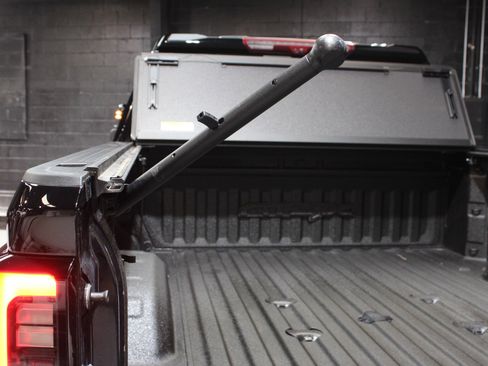 Used 2024 GMC Sierra 2500 AT4X image 16