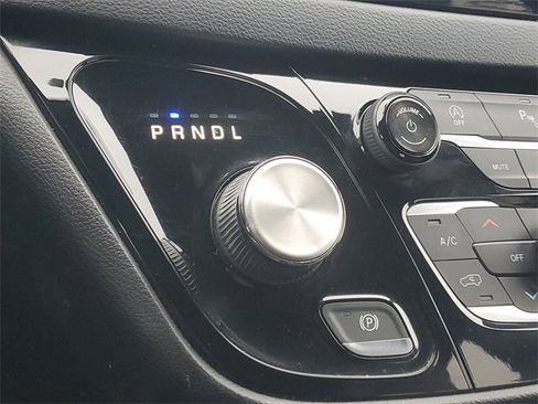 Used 2020 Chrysler Pacifica Touring-L image 27