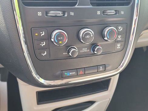 Used 2019 Dodge Grand Caravan SE w/ UConnect Hands-Free Group FWD image 24