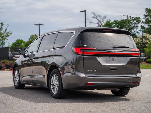 Used 2023 Chrysler Pacifica Touring-L FWD image 5