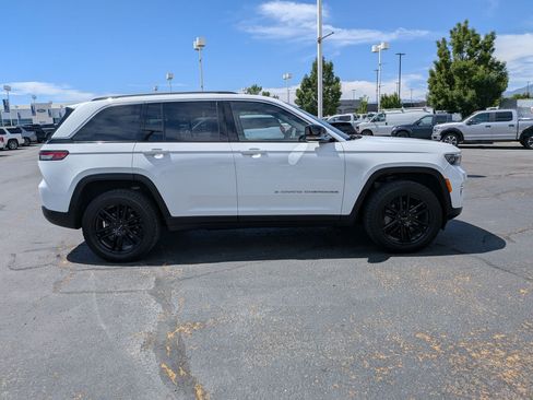 Used 2023 Jeep Grand Cherokee Limited w/ Trailer Tow Prep Group (B) AWD/4WD image 2