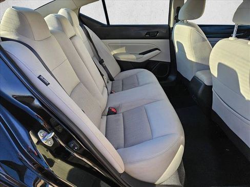 Used 2024 Nissan Altima 2.5 SV FWD image 24