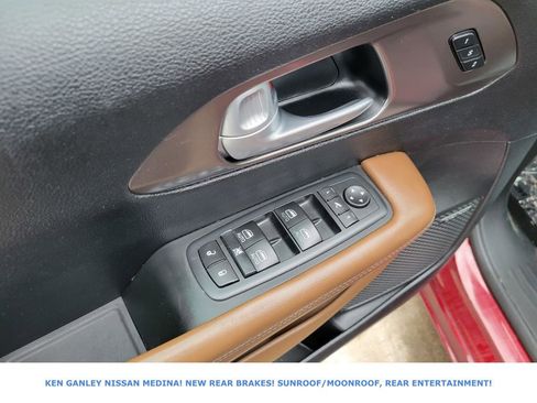 Used 2017 Chrysler Pacifica Limited image 38