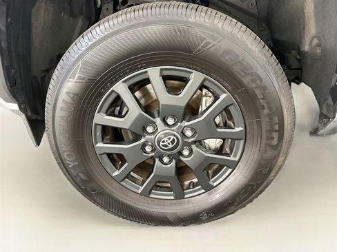 Used 2025 Toyota 4Runner SR5 AWD/4WD image 35