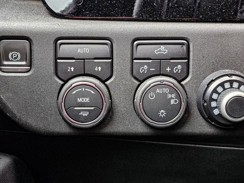 Used 2022 Chevrolet Silverado 1500 LT AWD/4WD image 24