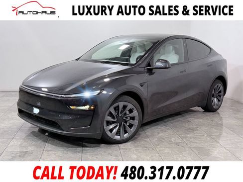 Used 2026 Tesla Model Y AWD image 1