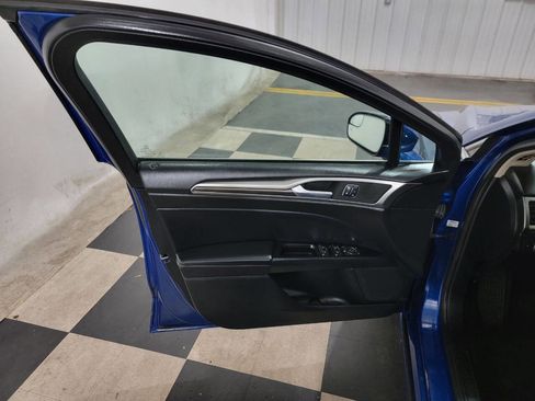 Used 2017 Ford Fusion SE w/ Fusion SE Technology Package image 10