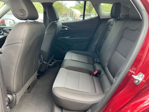 Used 2025 Chevrolet Trax LT image 33