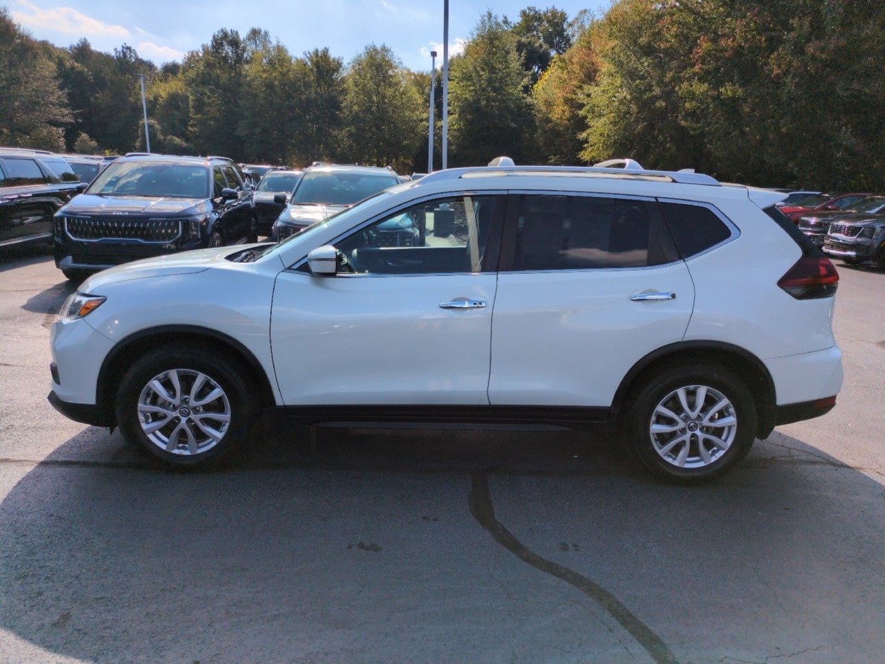Used 2018 Nissan Rogue SV FWD image 4