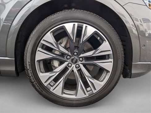 Certified 2025 Audi Q8 Prestige image 25