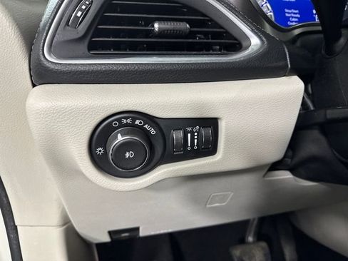 Used 2019 Chrysler Pacifica Limited image 19