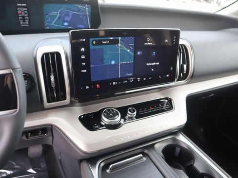 New 2025 Ford Expedition Active image 5