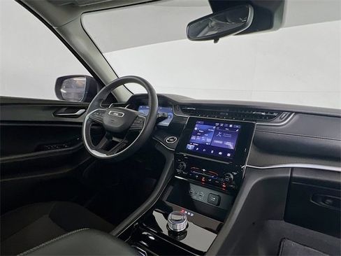 Used 2023 Jeep Grand Cherokee Laredo image 23