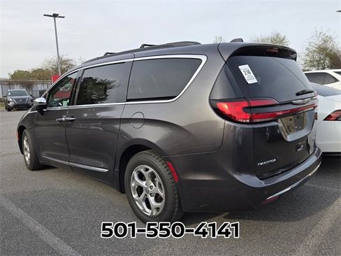 Used 2023 Chrysler Pacifica Limited image 3