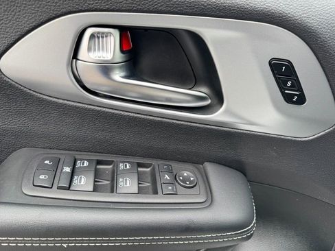 Used 2025 Chrysler Pacifica Limited image 17