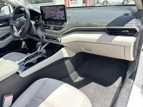 Used 2024 Nissan Altima 2.5 SV w/ SV Premium Package image 12