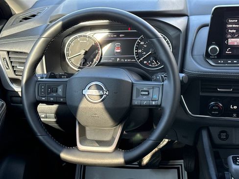 Used 2025 Nissan Rogue SV image 13