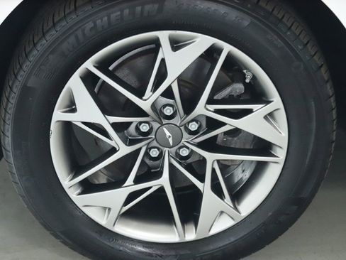 Used 2022 Genesis GV70 2.5T w/ Advanced Package image 38