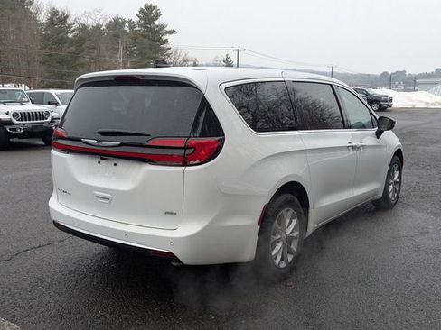 New 2026 Chrysler Pacifica Select image 5