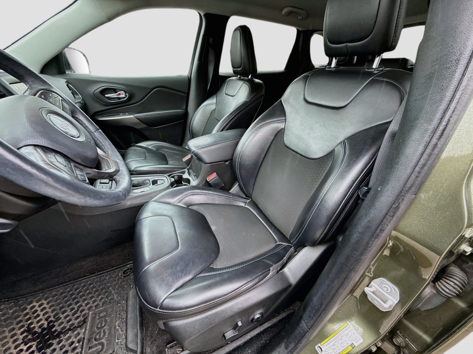 Used 2019 Jeep Cherokee Latitude Plus w/ Cold Weather Group AWD/4WD image 10