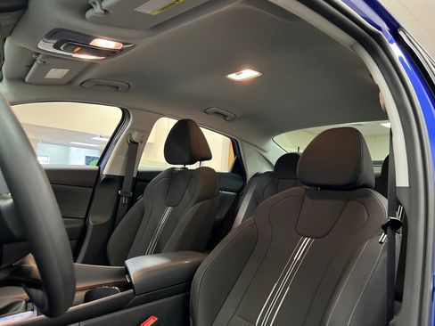 Used 2025 Hyundai Elantra Blue image 23