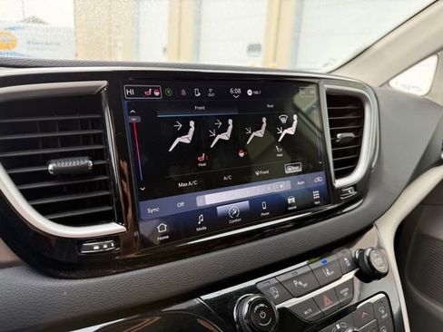 Used 2024 Chrysler Pacifica Touring-L image 27