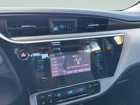 Used 2018 Toyota Corolla LE FWD image 11