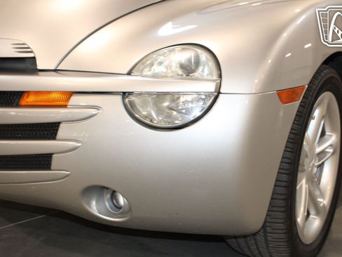 Used 2004 Chevrolet SSR w/ Preferred Equipment Group RWD image 28