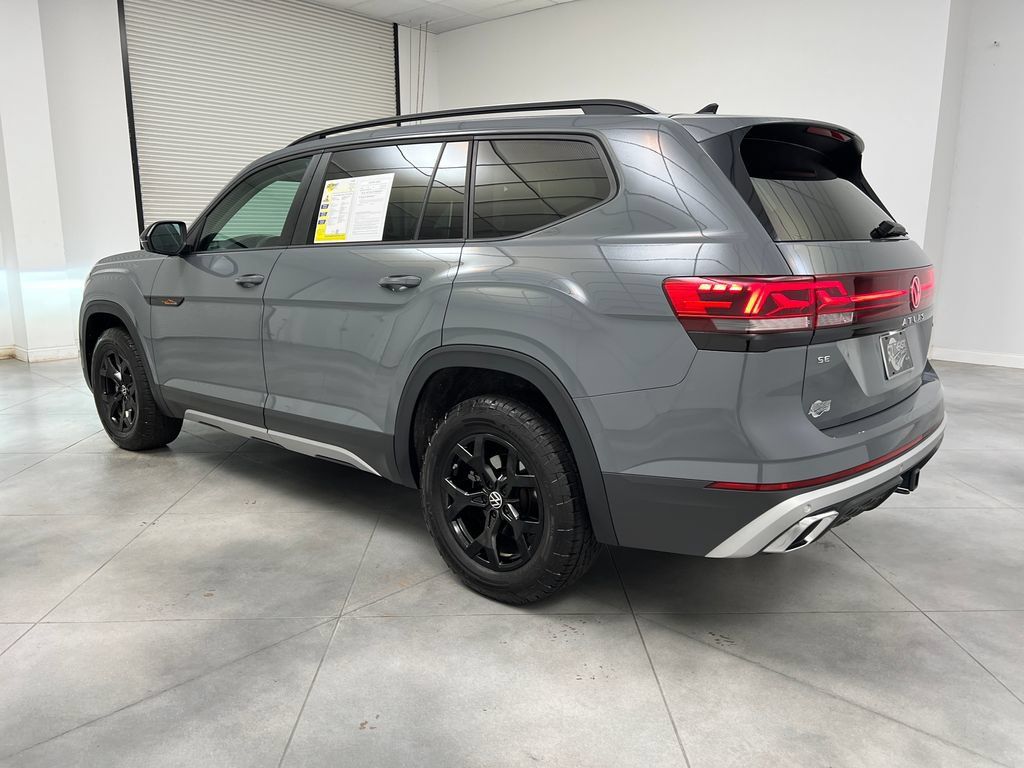 Used 2025 Volkswagen Atlas Peak Edition SE AWD/4WD image 6
