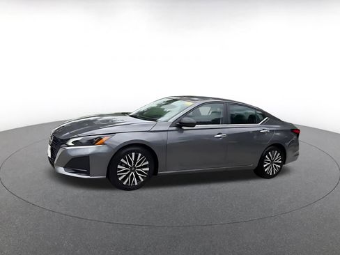 Used 2025 Nissan Altima 2.5 SV FWD image 8